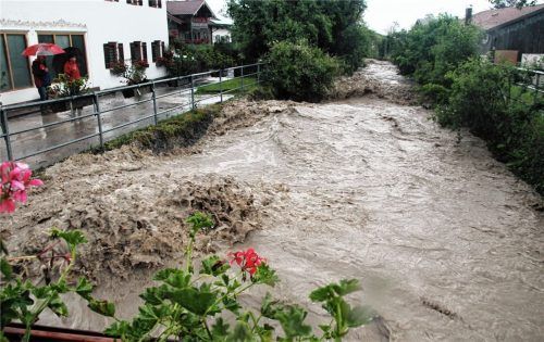 Der sonst eher gemächliche Auerbach in Au verwandelte sich in einen reißenden Strom. Foto Reisner
