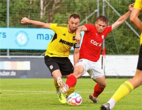Der SV Erlbach (rechts Simon Hefter) und der SV Kirchanschöring (Manuel Omelanowsky) treffen erst am letzten Hinrundenspieltag aufeinander.Foto mb.presse – Butzhammer