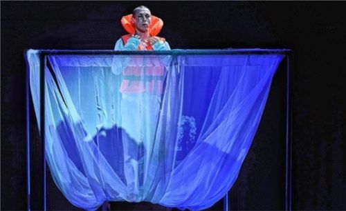 Der Tänzer Johannes Walter als rettender Engel in der Schwimmweste. Foto flamm