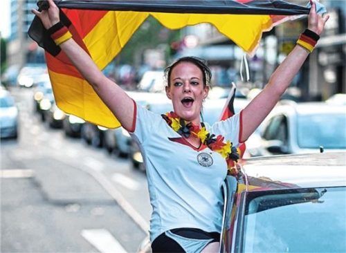 Deutsche Fußballfans feiern mit einem Autocorso den Erfolg ihres Teams. Foto Thomas Frey/dpa