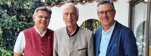 Diakon Günter Schmitzberger (links) und Samerbergs Bürgermeister Georg Huber (rechts) gratulieren Jürgen Götzmann (Mitte) zum 90. Geburtstag.Foto re
