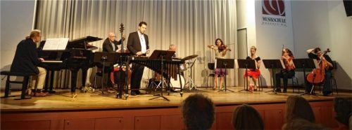 Die Band „JPEK“ und das „Elina Violina String Quartet“ präsentierten im Rosenheimer Künstlerhaus einen jazzigen Konzertabend.Foto friedrich