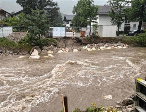 Die Baustelle für den Sollinger Steg an der Prien wurde vorsorglich gesichert.