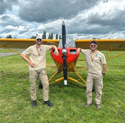 Die beiden glücklichen und stolzen Goldmedaillengewinner (von links) Jonas Heims, Jannis Gernhold nach dem erfolgreichen Abschneiden und der Siegerehrung. Foto re