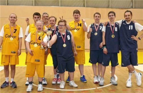 Die beiden Sportbund-Teams nach der Siegerehrung beim Turnier in Niederösterreich.Fotos re