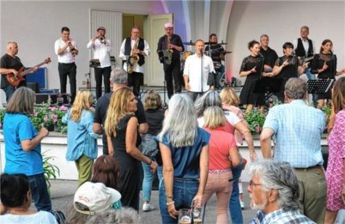 Die „Blues Blos'n“ begeisterte die Besucher der Sommernachtsparty im Brunnenhof des KurhausesFoto Baumann