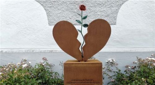 Die „Broken-Heart“-Stele wurde im Rahmen der Radtour eingeweiht. Künstler Peter Schwenk hat das symbolträchtige Kunstwerk entworfen.