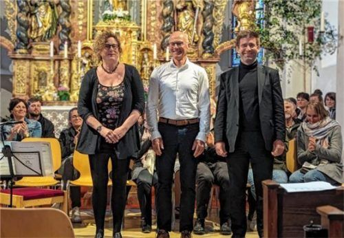 Die drei Musikanten (von links) Angela Simons (Cello), Michael Konsek (Orgel) und Pfarrer Martin Ringhof (Gesang) in der Pfarrkirche St. Zeno Schönbrunn.