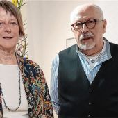 Durch die Unterschiedlichkeit zum Dialog