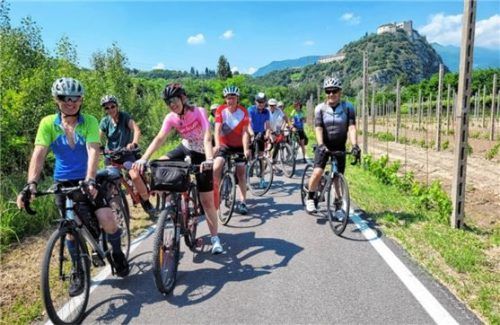 Die Fahrradgruppe um Josefine und Reinmund Hobmaier auf dem Weg nach Lazise.Foto re