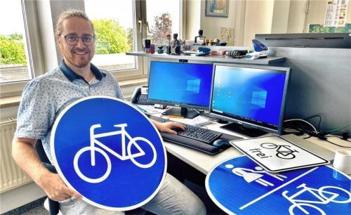 Die Farbe Blau sorgt derzeit im Büro von Andreas Wieser für farbliche Akzente. Der Grund dafür ist die finale Vorbereitung für den Startschuss zum Stadtradeln 2024. Foto Neuwirth