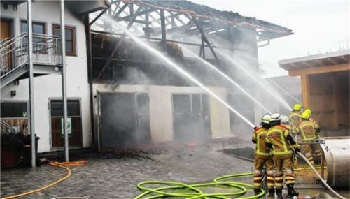 Die Feuerwehr konnte durch rasches Handeln ein Übergreifen der Flammen auf das Wohngebäude im Bruckmühler Ortsteil Noderwiechs verhindern. Foto Reisner