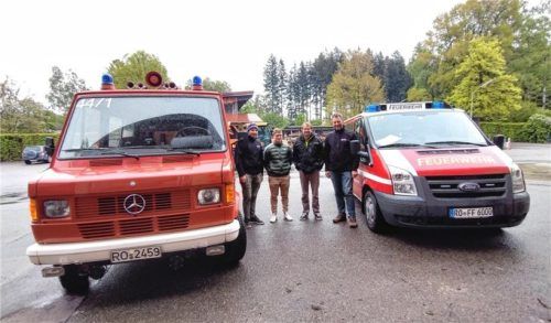 Die Feuerwehr Thansau brauchte auf die Schnelle ein Ersatzfahrzeug, Stephanskirchen hatte eines übrig. Mitte Mai war Übergabe mit (von links) Manuel Huber (Feuerwehr Thansau), Florian Retzer (Gemeinde Stephanskirchen), Christian Anner (Gemeinde Rohrdorf) und Johann Reck (Feuerwehr Thansau). Foto re
