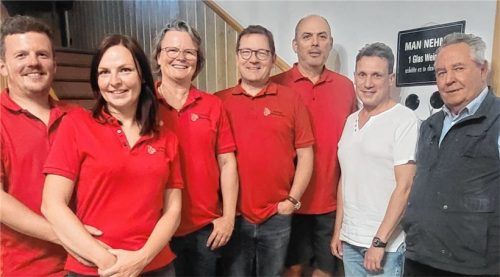 Die Führungsspitze des FC Bayern Fanclubs Mietraching: (von links) Schriftführer Josef Lechner, Schatzmeisterin Sabine Nickel, Zweite Schriftführerin Tanja Lechner, Vorsitzender Robert Neff sowie Zweiter Vorsitzender Udo Wittmann. Zu Revisoren wurden Wolfgang Posch und Kurt Schenkel bestellt.Foto hecht