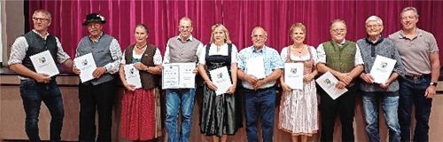 Die geehrten Mitglieder: (von links) Josef Katzer, Dieter Katzer, Anette Forstner, Wolfgang Kozsar, Magda Sandbichler, Gerhard Scheuerer, Christine Zäch, Wasti Lechner, Uwe Kreckel und Vorsitzender Rudi Durst. Foto ladner