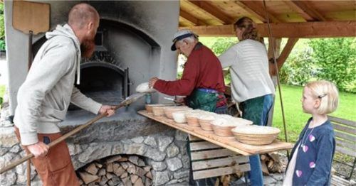 Die geformten Brotlaibe kommen in den Holzbackofen auf dem Hof im Großnweg.Foto Wunderlich