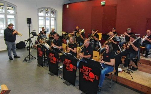 Die Hot Maronis mit dem trompetenden Dirigenten Rainer Hirsch. Foto jaensch