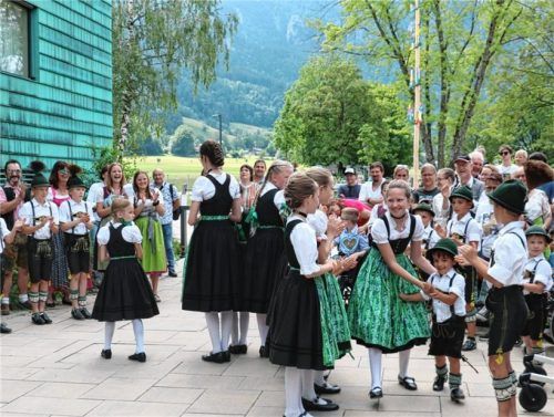 Die Kinder- und Jugendgruppe des Trachtenvereins Daxenwinkler Atzing kam ins KIZ nach Aschau zur Heilpädagogischen Tagesstätte (HPT) und zeigte dort ein bisschen von dem, was die Kinder beim Trachtenverein so machen.Foto Rehberg