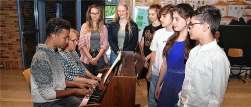 Die Klavierschüler Maja Stangl, Regina Bartl, Annika Niedermeier, Filip Kapala, Linda Kajtazi und Nicklas Rehse (stehend, von links) sowie Fabian Haidacher und Klavierlehrerin Eleonore Ackermann (sitzend) am Klavier.Foto Ruprecht