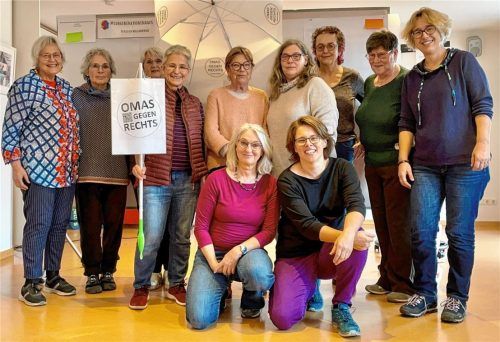 Die Mitglieder der Rosenheimer „Omas gegen Rechts“ mit Claudia Lübbert und Nicole Kuhns (vorne, von links). Foto privat