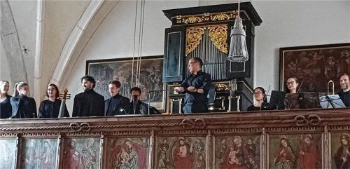 Die Mitwirkenden des Barockkonzerts auf der Empore des Ettendorfers Kircherls St. Anna und Vitus. Foto Giesen
