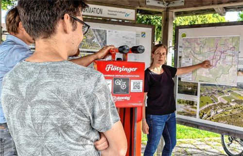 Die Mobilitätsmanagerin erklärt den Bürgern am Pavillon beim Schwimmbad, dem Startpunkt der kleinen Exkursion, den Verlauf der zukünftigen Fahrradhauptroute 1. Foto Thomae