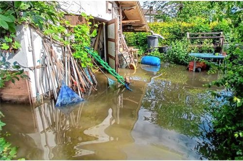 Die Nelkenstraße in Thansau am Tag nach dem Hochwasser. In der Nacht auf Dienstag, 4. Juni, stand das Wasser in der Blumensiedlung etwa 40 Zentimeter hoch in den Gärten. In vielen Häusern auch in den Kellern. Foto Privat