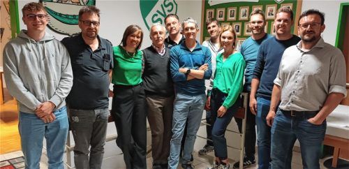 Die neue Vorstandschaft des SV Schloßberg-Stephanskirchen: (von links) nach rechts: Louis Peters, Christian Holzeder, Vorsitzende Eva Fuchs, Andreas Scheibenzuber, Julien Bels, Ramona Sieber, Andreas Mayr, Simon Marold und Rudi Schnell sowie in der hinteren Reihe (von links) Christian Bonholzer und Michael Hoffmann. Nicht abgebildet sind Birgitt Riediger und Roland Franke.Foto re