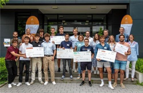 Die Preisträger der IDEAchallenge 2024 mit den Preispaten und dem Team des Gründungszentrums ROCkET. Foto  Emmer
