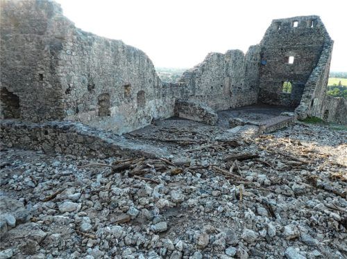 Die sanierte Burganlage Falkenstein sollte im Herbst beim „Tag der offenen Tür“ im neuen Glanz präsentiert werden. Seit dem Juni-Hochwasser klafft eine Lücke in der historischen Mauer.Foto weiss