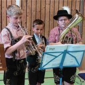 Grundschüler spielen für Senioren