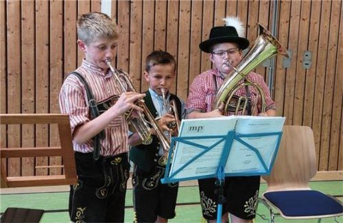 Die schneidigen Bläserbuam gaben die Stücke „Aura Lee“ und „Hardrock Blues“ zum Besten.Foto re
