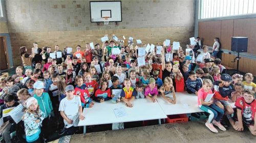 Die schnellsten Dreierteams freuten sich über ihren Erfolg. Foto Private Petö-Schule