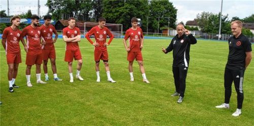 Die Sechziger-Spieler lauschen dem neuen Coach Helmut Luksch, rechts der spielende Co-Trainer Maximilian Mayerl.Foto Franz Ruprecht