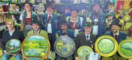 Die Sieger beim Aiblinger Armbrustschießen (vorne von links): Johannes Perlet, Johannes Schäffer, Ralf Sarson, Oswald Dissertori und Jens Pickelmann sowie hinten von links Marketenderin Johanna Mayer, Hauptmann Hermann Bogner, Marketenderin Marion Sarson und Leutnant Waffenmeister Pascal Geiger. Fotos  Hecht