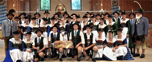 Die Sieger des Gebietspreisplattelns vom Nachmittag in den Kategorien „Buam und Dirndl vier bis sieben“ mit Sebastian Gasteiger (links) und Hans Schaberl (rechts). Foto GTEV D´Jenbachtaler Bad Feilnbach