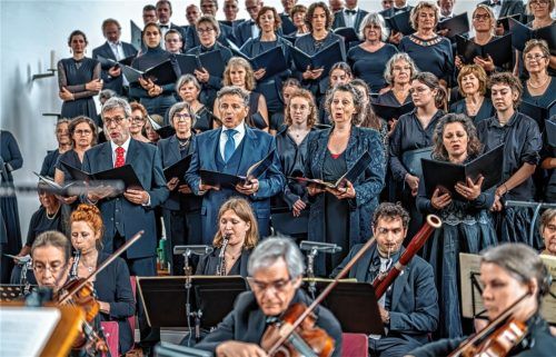 Die Solisten im Einsatz, der Chor wartet: (von links:) Thomas Hamberger, Bernhard Berchtold, Monika Wäckerle und Christina Gerstberger.Foto nitzsche