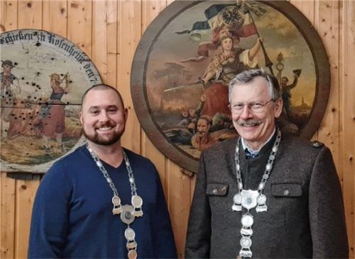 Die Stadtkönige mit ihren Ehrenketten: (links) Oliver Ziegl-maier (Luftpistole) und Leo Brader (Luftgewehr).Foto re