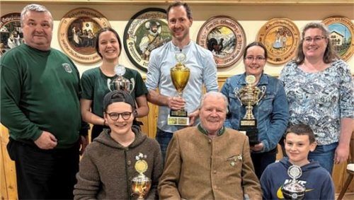Die stolzen Sieger: (oben, von links) Schützenmeister Richard Hiebl, Sabine Hiebl, Max Sandbichler, Christine Brixner, Sportleiterin Christa Brixner sowie (unten, von links) Valentin Zangerl, Walter Strauß und Sebastian Mayer. Foto  Schützengesellschaft Seerose Baierbach