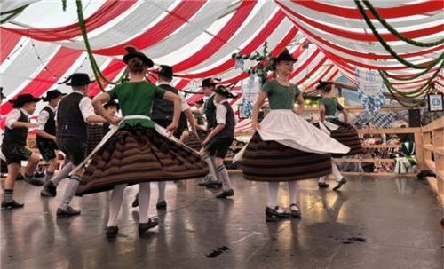 Die Trachtlerjugend zeigte im Festzelt ihr Können. Foto Re