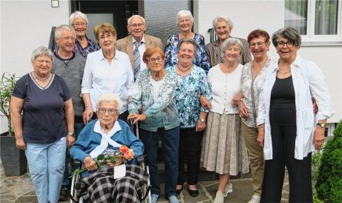 Die Vereinsjubilare der AWO mit (von links) Schriftführerin Anita Neck, dem Zweiten Vorsitzenden Gerhard Weber und Seniorenclub-Vorsitzender Hermine Gerbl (rechts).Foto Baumann