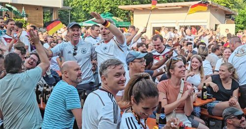 Die Zuschauer beim Public Viewing der Freien Turnerschaft in Rosenheim sind bestens gelaunt. Fotos Wildauer