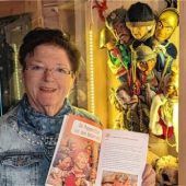 Schenkung: Denggs Puppen für Schulen