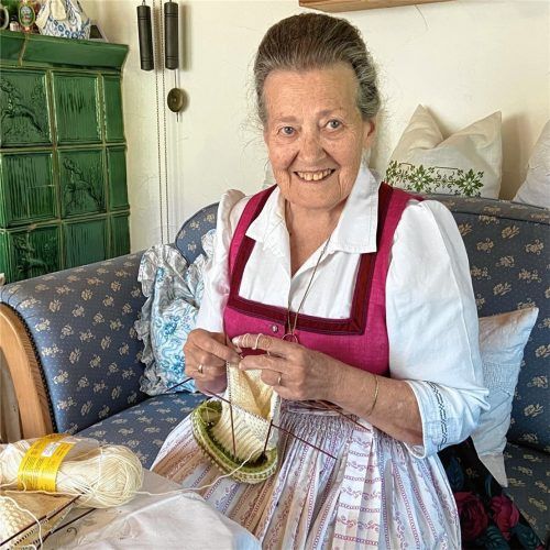 Echte Handarbeit: Hilde Dufter, 82, strickt an einem Paar Loferl.Foto Wolfsgruber