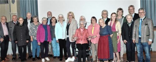 Ehrung der Mitglieder für 25 Jahre Zugehörigkeit zum Christlichen Sozialwerk. Fünfte von rechts: geschäftsführende Pflegedienstleiterin Nathalie Winterling, ganz rechts Flintsbachs Bürgermeister und Vorsitzender des CSW Stefan Lederwascher. Foto Birkinger