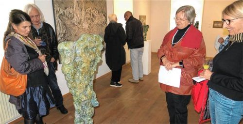Ein Blickfang für die Besucher: Die Bronze-Skulptur „Der Engel von morgen“ von Rudi Wach. Fotos Baumann