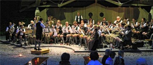 Ein bunter Reigen an herrlicher Blasmusik servierte die Musikkapelle Bad Feilnbach umgeben von 1000 Lichtern. Foto Strim