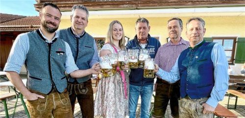 Ein erstes Prosit auf einen guten Wiesn-Start 2024, das neue Organisationsteam des Bruckmühler Volksfestes mit (von links) Markus Brandmaier, Helmut Kunze, Wiesn-Bürgermeisterin Susi Kunze, Girgel Ellmaier sowie Christian Ratzinger und Wiesn-Bürgermeister Rene Blazek. Foto Neuwirth