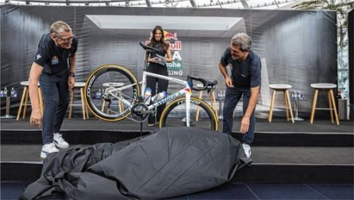 Ein historischer Moment: Teammanager Ralph Denk (rechts) und Sportlicher Leiter Rolf Aldag enthüllen das neue Rad von Red Bull-BORA-hansgrohe.Foto Samo Vidic/Red Bull Content Pool