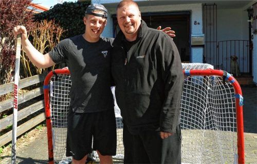 Ein künftiger und ein ehemaliger Starbull: Simon Gnyp mit Papa Rainer daheim in Neuötting. Foto mb.presse – Butzhammer